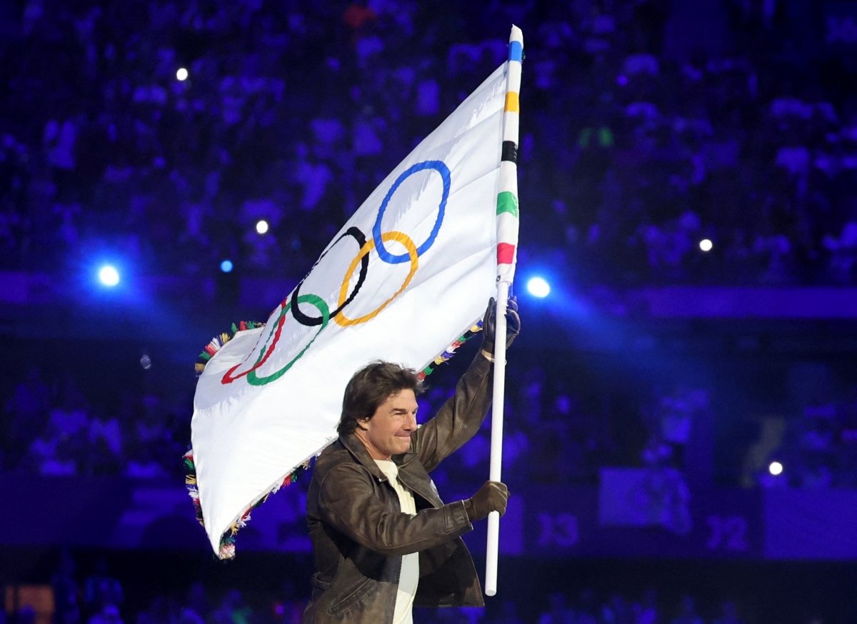 Bế mạc Olympic Paris 2024: Tom Cruise xuất hiện như phim hành động nhận lá cờ Olympic